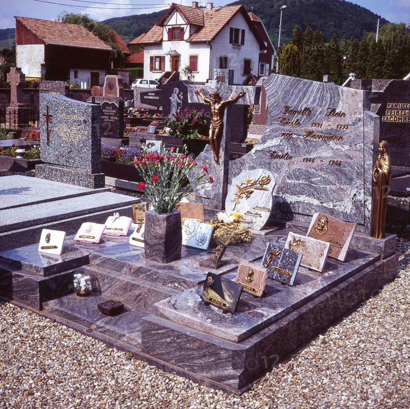 A bicycle tour through the Alsace, here on 11.05.1994 near Kayserberg, on a vineyard route is not only an effort but also a feast for the eyes in terms of landscape and towns. Kayserberg, FRA, France, Europe