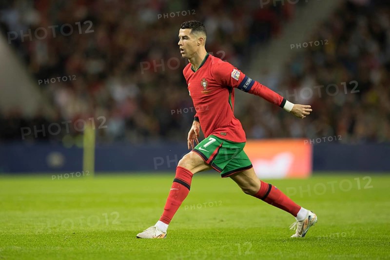 Football match, captain Cristiano RONALDO CR7 Portugal in front of the free kick with closed eyes, right leg stretched backwards and left arm with captain's armband stretched backwards, sequence 15, Estadio do Dragao, Porto, Portugal, Europe