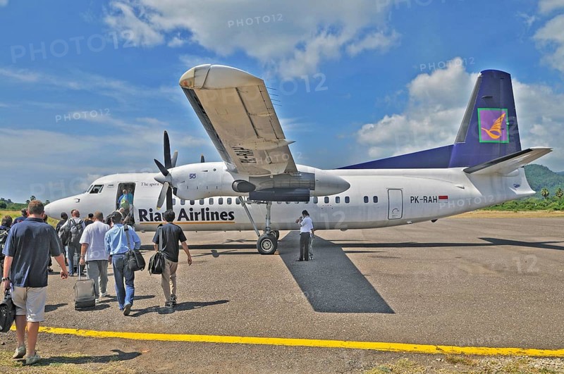 Propeller aircraft, prop jet Fokker 50, former Riau Airlines, passengers at the airport in Labuan Bajo, Flores Island, Indonesia, Asia