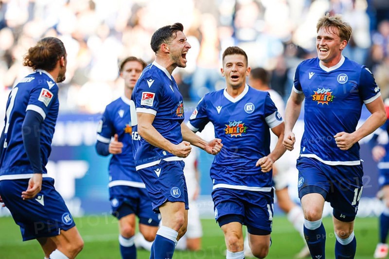 Germany: Soccer 2nd Bundesliga, Matchday 19 - Karlsruher SC vs. Fortuna Düsseldorf - BBBank Wildpark, Karlsruhe: Robin HEUßER 5 Karlsruher SC centre has just scored the 2 to 0, he cheers with clenched fists, Sebastian JUNG Karlsruher SC left, captain Marvin WANITZEK Karlsruher SC and Mikkel KAUFMANN 14 Karlsruher SC cheer energetically with him