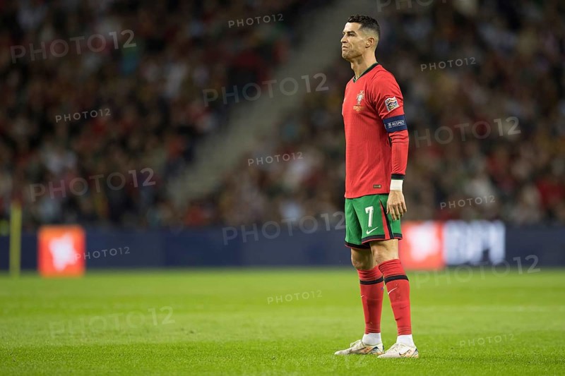 Football match, captain Cristiano RONALDO CR7 Portugal in front of the free kick with view to the goal, sequence 5, Estadio do Dragao, Porto, Portugal, Europe