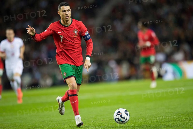Football match, captain Cristiano RONALDO CR7 Portugal on the ball, captain's armband, left arm pointing halfway to the left, concentrated look to the right, sequence 3, Estadio do Dragao, Porto, Portugal, Europe