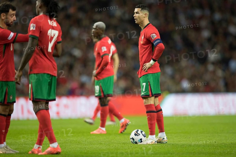 Football match, captain Cristiano RONALDO CR7 Portugal in front of the ball facing the goal in front of the free kick, sequence 11, Estadio do Dragao, Porto, Portugal, Europe