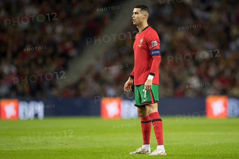 Football match, captain Cristiano RONALDO CR7 Portugal in front of the free kick with view to the goal, sequence 10, Estadio do Dragao, Porto, Portugal, Europe
