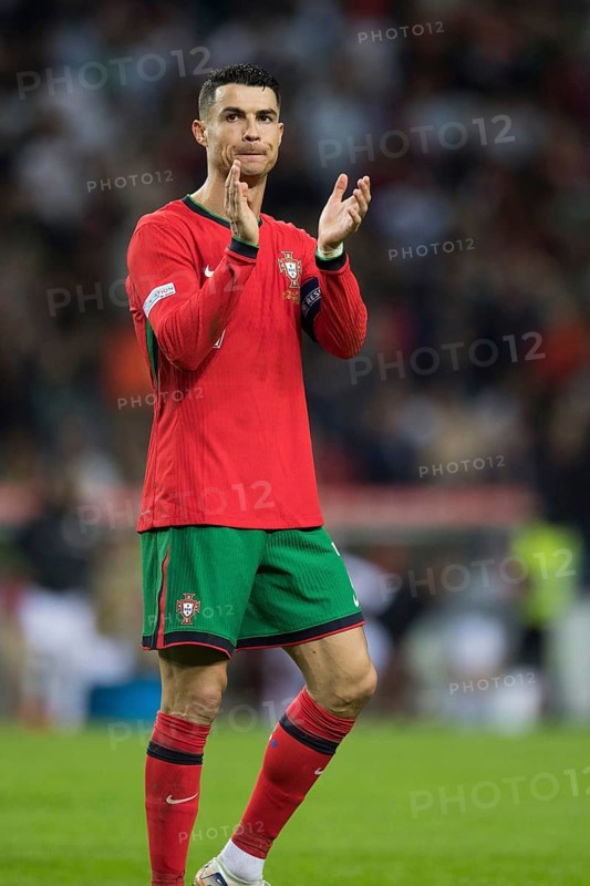 Football match, captain Cristiano RONALDO CR7 Portugal claps his hands and looks into the crowd, his right leg slightly raised, Estadio do Dragao, Porto, Portugal, Europe