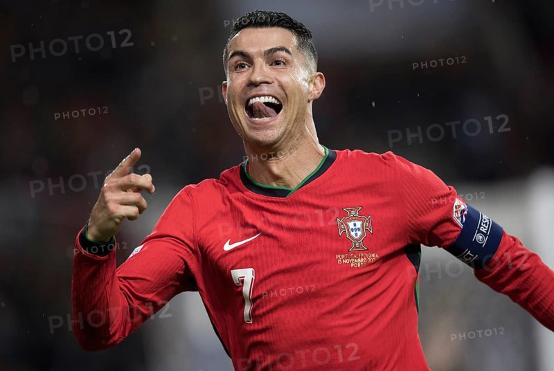 Football match, Cristiano RONALDO CR7 Portugal right, grinning during pre-match warm-up, Estadio do Dragao, Porto, Portugal, Europe