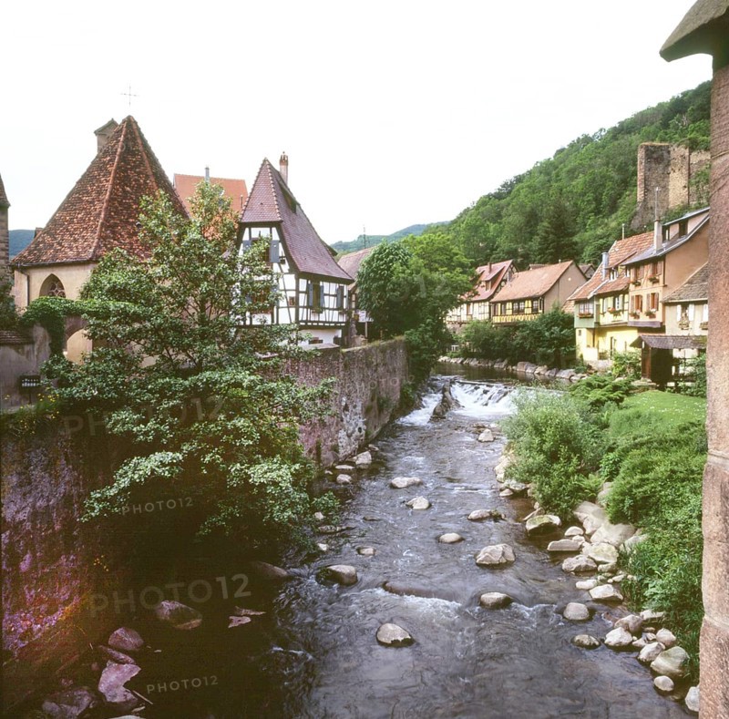 A bicycle tour through the Alsace, here on 11.05.1994 near Kayserberg, on a vineyard route is not only an effort but also a feast for the eyes in terms of landscape and towns. Kayserberg, FRA, France, Europe