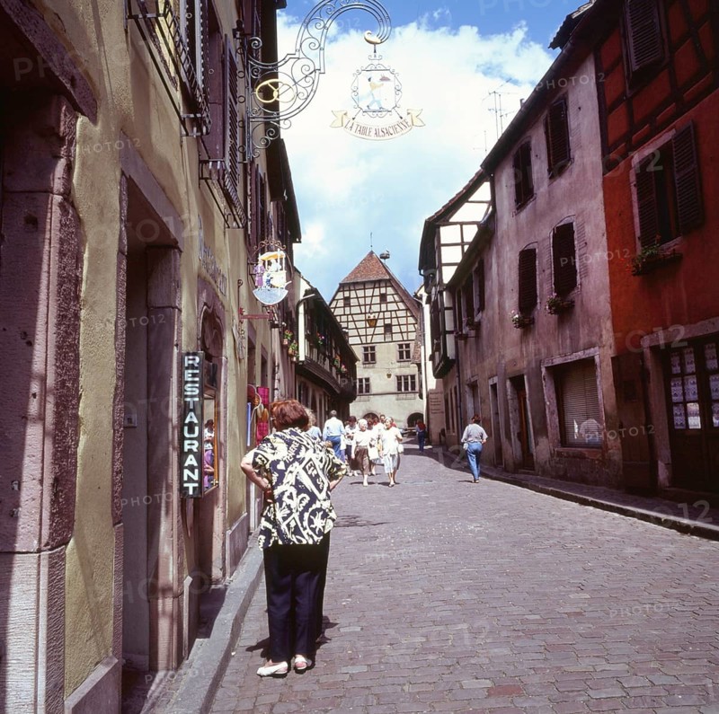 A bicycle tour through the Alsace, here on 11.05.1994 near Kayserberg, on a vineyard route is not only an effort but also a feast for the eyes in terms of landscape and towns. Kayserberg, FRA, France, Europe