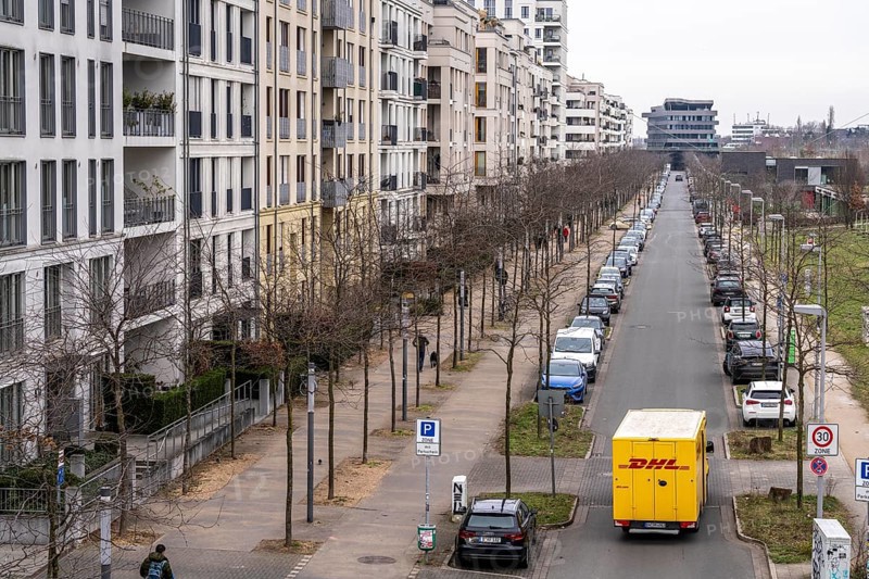 Residential buildings, rental flat, condominiums in the city centre, Düsseldorf-Pempelfort, DHL parcel van, Toulouser Allee North Rhine-Westphalia, Germany, Europe