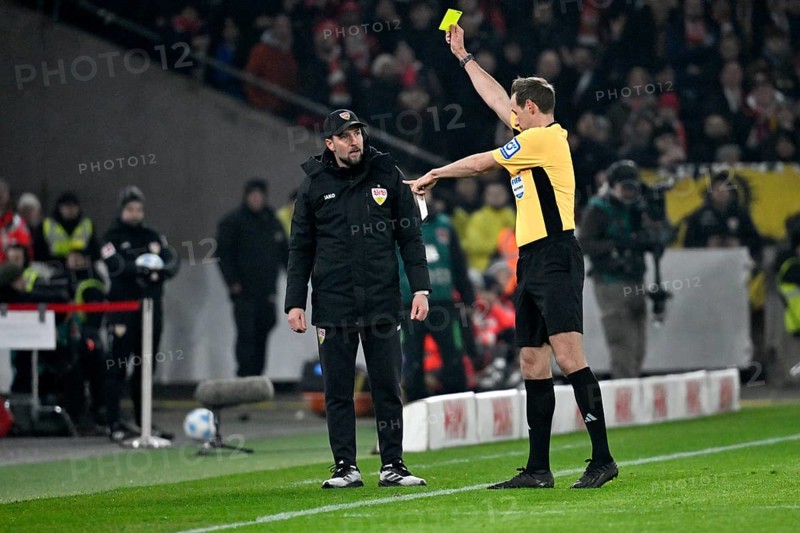 Referee Referee Sascha Stegemann shows coach Sebastian Hoeness VfB Stuttgart yellow card yellow caution MHPArena, MHP Arena Stuttgart, Baden-Württemberg, Germany, Europe