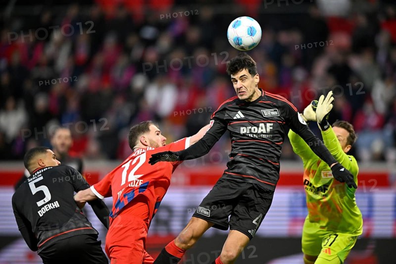 Penalty area scene, goal area scene header duel duel action Budu Zivzivadze Siwsiwadse 1. FC Heidenheim 1846 FCH (12) against Diogo Leite 1. FC Union Berlin FCU (04) Goalkeeper Alexander Schwolow 1. FC Union Berlin FCU (37) Danilho Doekhi 1. FC Union Berlin FCU (05) Voith-Arena, Heidenheim, Baden-Württemberg, Germany, Europe