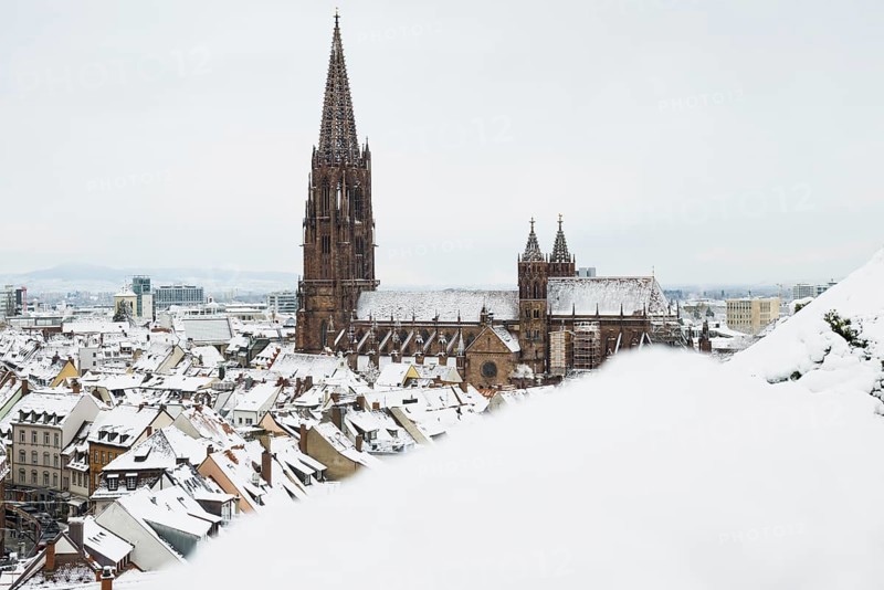 Panorama with snow-covered houses, old town and Freiburg Minster, Freiburg im Breisgau, Black Forest, Baden-Württemberg, Germany, Europe