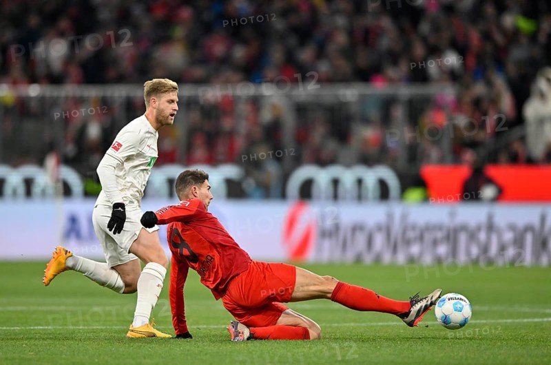 Duel, action Arne Maier FC Augsburg FCA (10) against Leon Goretzka FC Bayern Munich FCB (08) Allianz Arena, Munich, Bavaria, Germany, Europe