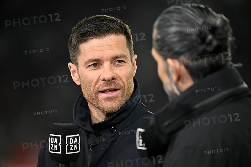 Coach Coach Xabi Alonso Bayer 04 Leverkusen Portrait in interview Microphone Micro Logo DAZN Reporter Daniel Herzog MHPArena, MHP Arena Stuttgart, Baden-Württemberg, Germany, Europe
