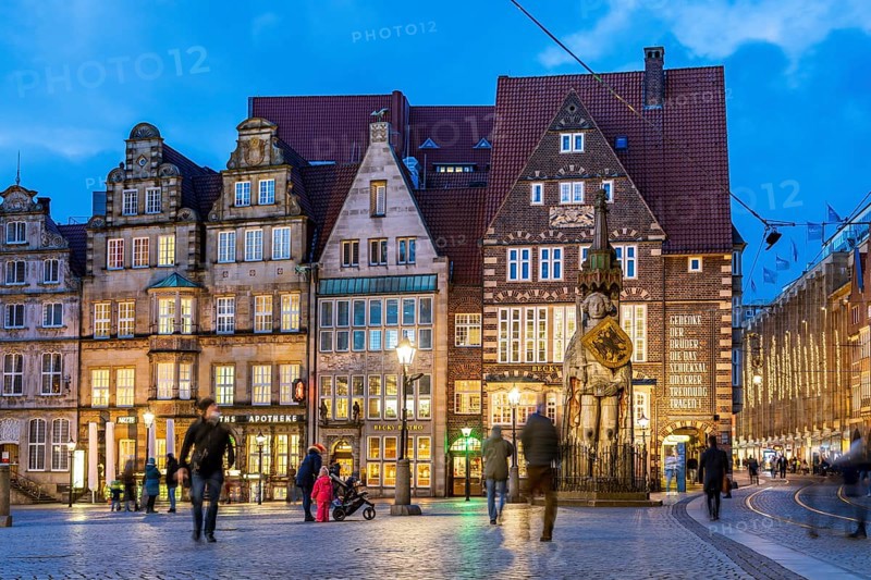 Bremen's Roland statue on the market square at dusk, Free Hanseatic City of Bremen, Germany, Europe