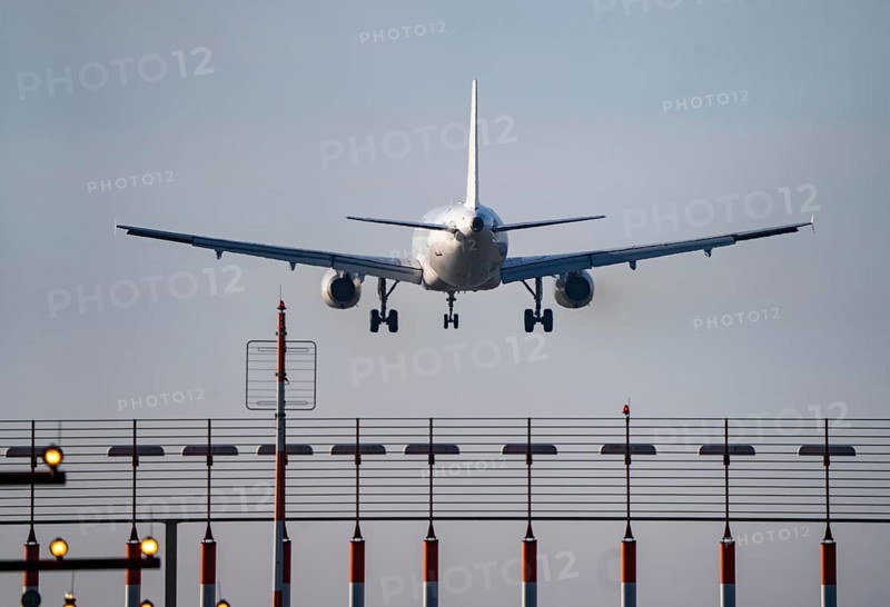 Aircraft approaching the main runway south, 05R/23L, runway lighting, approach aids, at Düsseldorf International Airport, North Rhine-Westphalia, Germany, Europe