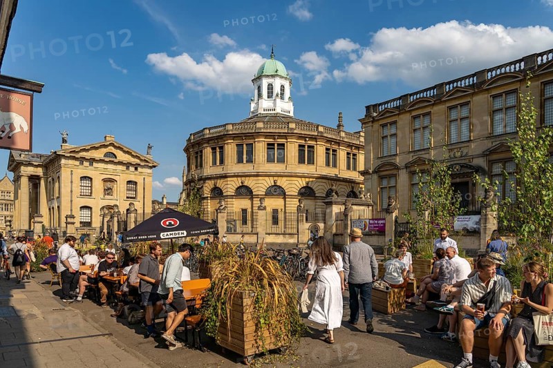 Pub on Broad street and the Sheldonian Theatre, University of Oxford, Oxfordshire, England, United Kingdom, Europe