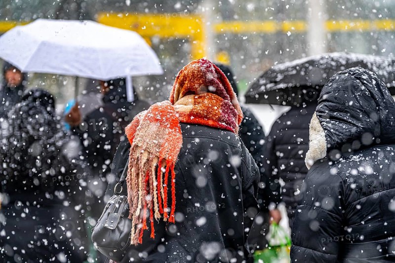 Winter weather, heavy snowfall, city centre traffic, passers-by in the snow, person with thick woollen scarf, Essen, North Rhine-Westphalia, Germany, Europe
