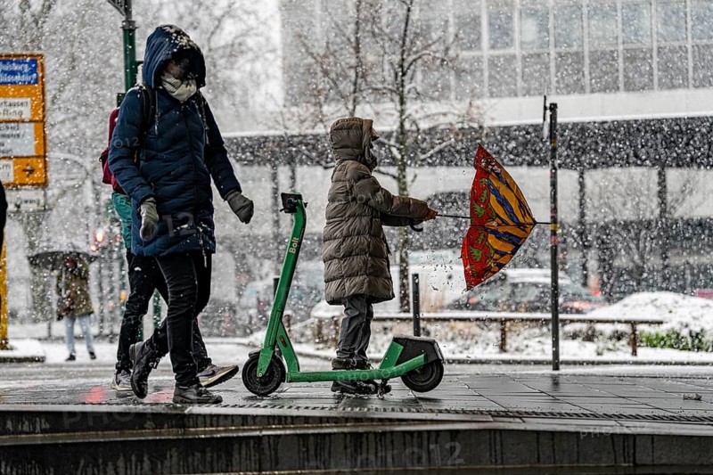 Winter weather, heavy snowfall, city centre traffic, passers-by in the snow, North Rhine-Westphalia, Germany, Europe