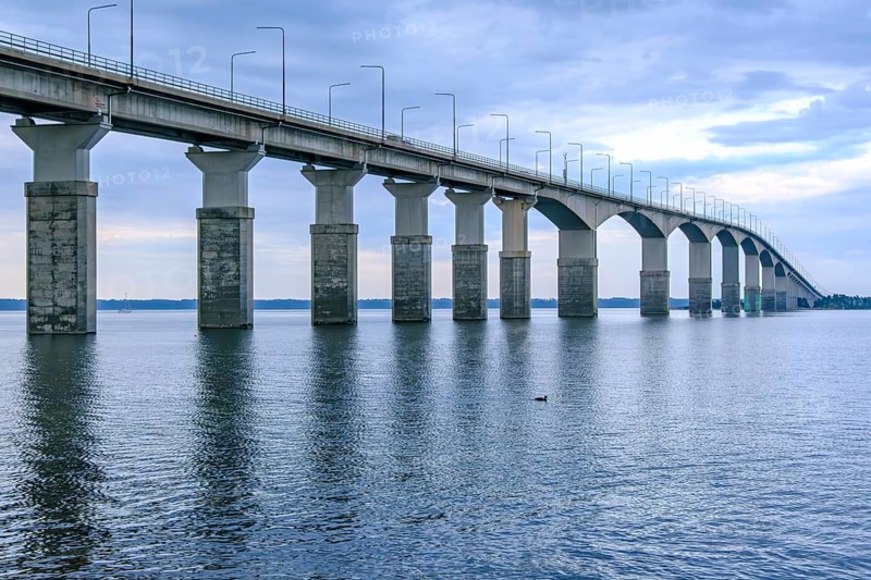 Atmospheric view of the Öland Bridge (Ölandsbron) in the evening light, which connects the mainland with the island of Öland across the Kalmarsund, Kalmar, Kalmar län, Sweden, Scandinavia, Northern Europe, Europe