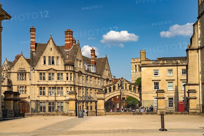 The centre with Hertford College and Hertford Bridge or Bridge of Sighs and New College in Oxford, Oxfordshire, England, United Kingdom, Europe