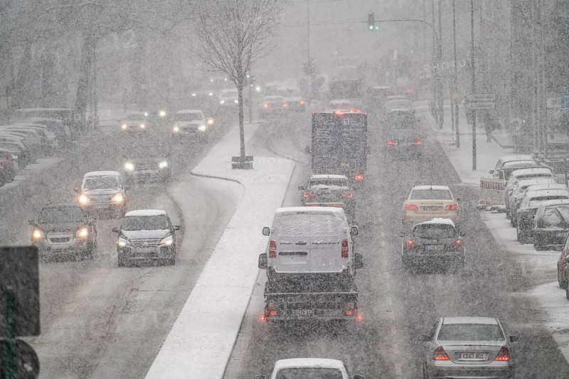 Winter weather, heavy snowfall, city centre traffic, Alfredstraße, B224, in Essen, North Rhine-Westphalia, Germany, Europe