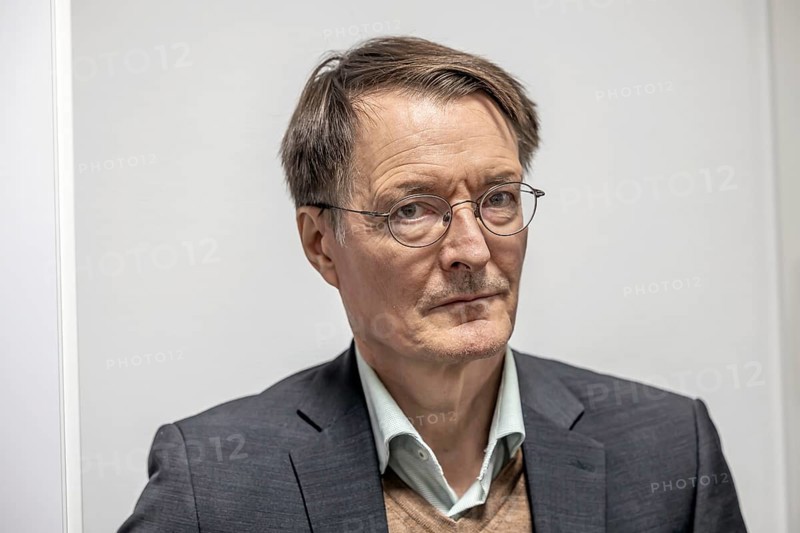 Portrait of Federal Health Minister Karl Lauterbach (SPD) with free text, clinic visit to the medius Klinik in Nürtingen. In Baden-Württemberg, the planned hospital reform is rejected in this form. Nürtingen, Baden-Württemberg, Germany, Europe
