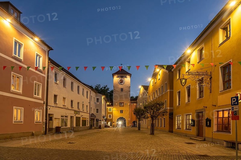 The Donautor city gate and the historic city centre at dusk, Kelheim, Lower Bavaria, Bavaria, Germany, Europe