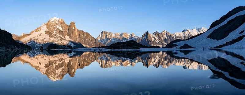 Mountain landscape in the evening light, water reflection in Lac Blanc, mountain peak, Aiguille Verte, Grandes Jorasses, Aiguille du Moine, Mont Blanc, Mont Blanc massif, Chamonix-Mont-Blanc, Haute-Savoie, France, Europe