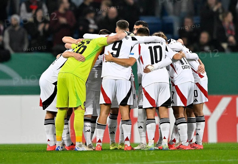 Team building, team circle in front of the start of the match 1. FC Nürnberg, DFB Cup, PreZero Arena, Sinsheim, Baden-Württemberg, Germany, Europe