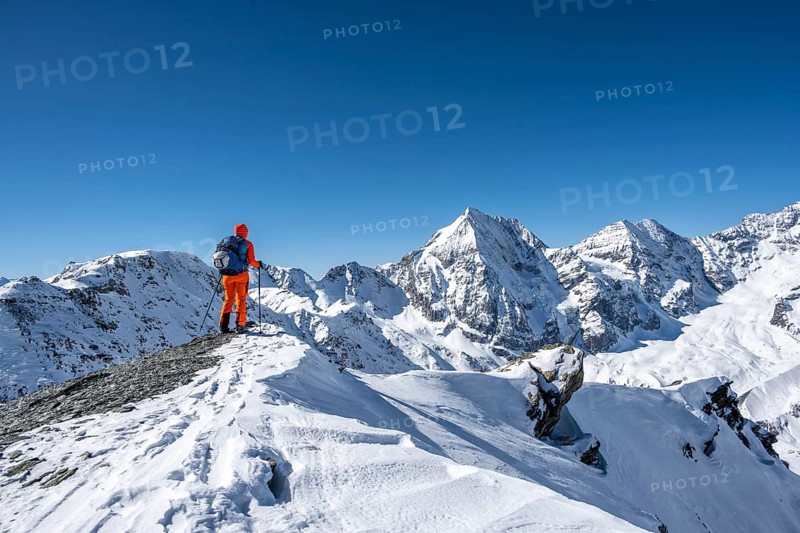 Ski tourers on foot, snow-covered mountain landscape in winter, view of mountain peaks Königsspitze, Monte Zebru and Ortler, Ortler Alps, Vinschgau Valley, Italy, Europe