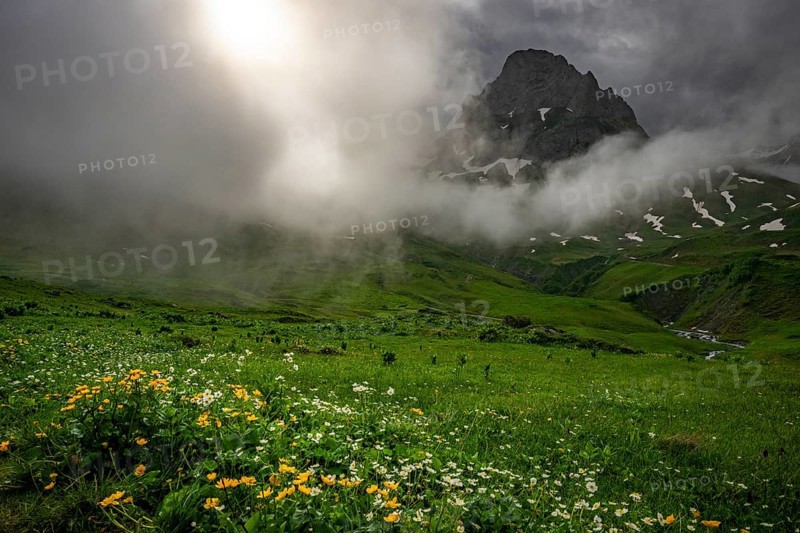 Peaks in the morning light and alpine landscape with dramatic clouds, Lech, Lechquellengebirge, Vorarlberg, Austria, Europe