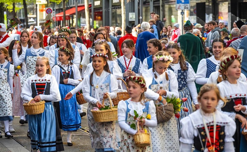 Parade of historically costumed guild members, Zunft zum Widder, Sechseläuten or Sächsilüüte, Zurich Spring Festival, Zurich, Switzerland, Europe