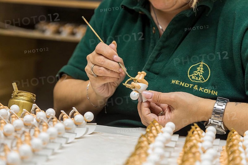 Painter painting the angel figurines in the Wendt & Kühn world in Grünhainichen, Erzgebirge, Saxony, Germany, Europe