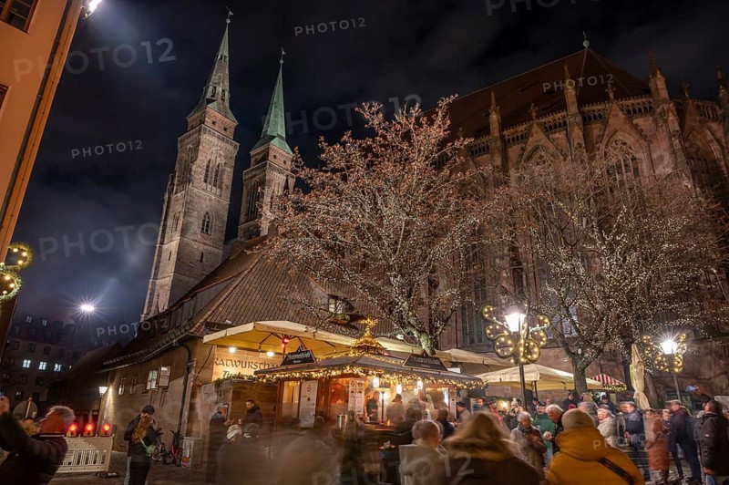 Christmas lighting at the Bratwursthäusle near St. Sebald, St. Sebald Church in the background, Nuremberg, Middle Franconia, Bavaria, Germany, Europe