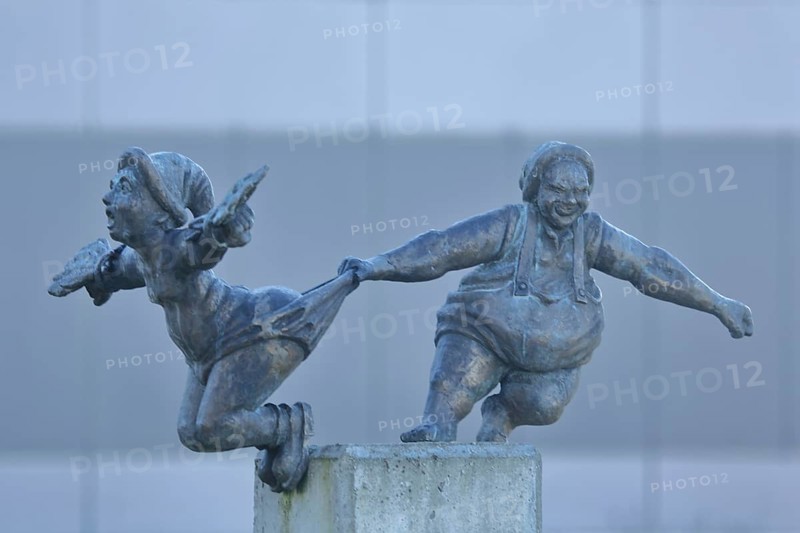Sculpture Daedalus and Icarus by Andreas Futter 2019, bronze sculpture, modern art, two, father, son, male, child, male figures, male figure, figures, legs, arms, movement, move, clothes, clothing, trousers, pull, stop, hold, grasp, support, support, down, fall, fall, catch, fly, monochrome, monochrome, grey, castle park, Essingen, Swabian Alb, Baden-Württemberg, Germany, Europe