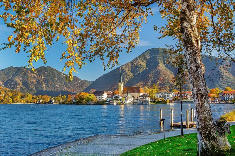 Malerwinkel view with waterfront of the village, parish church St. Laurentius and Wallberg 1722m in autumn, Rottach-Egern, Tegernsee, Tegernsee valley, Upper Bavaria, Bavaria, Germany, Europe