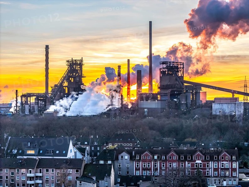 Blast furnaces Schwelgern 1 and 2, residential buildings in Duisburg-Marxloh, extinguishing cloud of the Schwelgern coking plant, ThyssenKrupp Steel, sunset, Duisburg, North Rhine-Westphalia, Germany, Europe