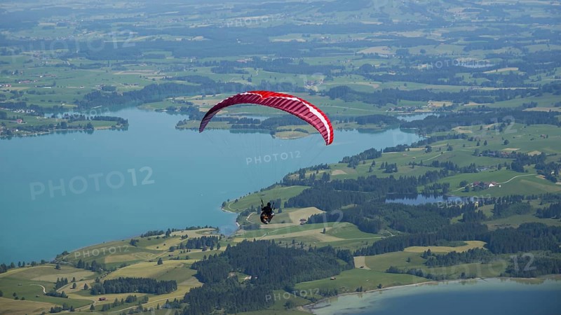 Panorama from the Tegelberg, paragliders, paragliders, behind them the Forggensee, Ostallgaeu, Allgaeu, Swabia, Bavaria, Germany, Europe