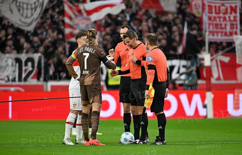 Coin toss in front of kick-off Angelo Stiller VfB Stuttgart (06) Jackson Irvine FC St. Pauli (07) Referee Referee Dr Felix Brych MHPArena, MHP Arena Stuttgart, Baden-Württemberg, Germany, Europe