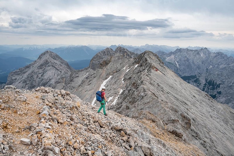 Mountaineer on the Jubiläumsgrat between Zugspitze and Alpspitze, high mountains, Wetterstein range, Bavaria, Germany, Europe