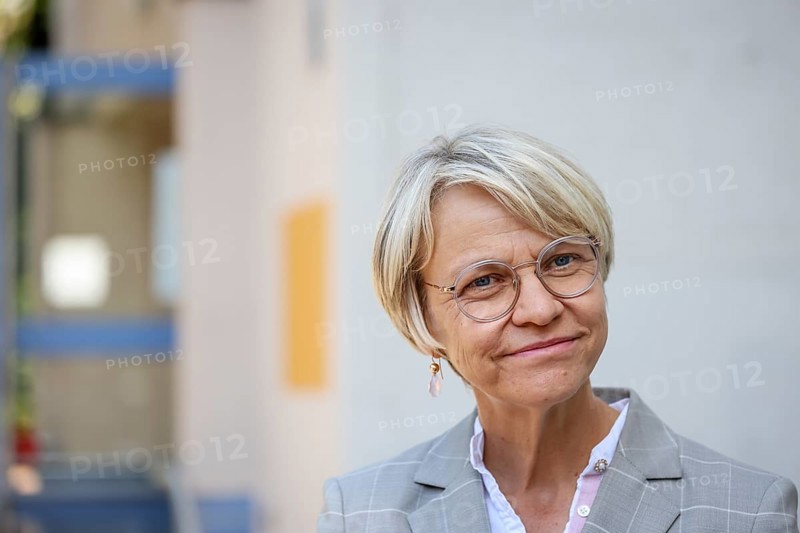 Duisburg, North Rhine-Westphalia, Germany, Dorothee Feller, Minister for Schools and Education of the State of North Rhine-Westphalia, North Rhine-Westphalia Schools Minister visits the municipal comprehensive school Globus am Dellplatz, Europe