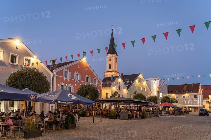 Ludwigsplatz with restaurants and the parish church of the Assumption of the Virgin Mary in the old town centre of Kelheim at dusk, Lower Bavaria, Bavaria, Germany, Europe