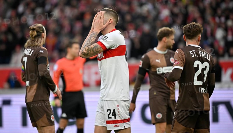 Jeff Chabot VfB Stuttgart (24) Philipp Treu FC St. Pauli (23) Jackson Irvine FC St. Pauli (07) MHPArena, MHP Arena Stuttgart, Baden-Württemberg, Germany, Europe