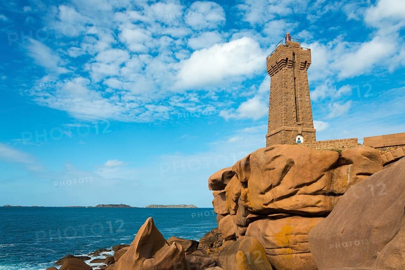 Lighthouse on rocky coast in front of a clear, cloudy sky, Phare de Men Ruz, Ploumanac'h, Ploumanach, Pointe de Squewel, Perros-Guirec, pink granite coast, Côte de Granit Rose, Brittany, France, Europe