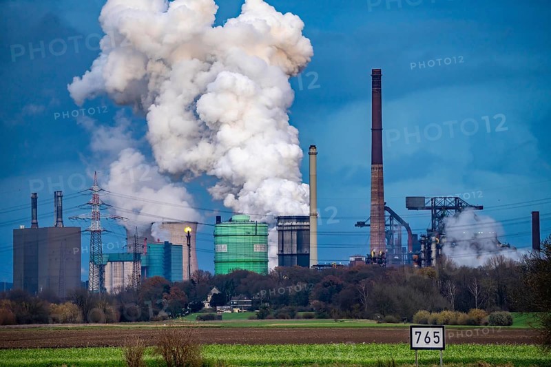 Hüttenwerke Krupp-Mannesmann, HKM in Duisburg-Hüttenheim, 2 blast furnaces, coking plant, quenching cloud, on the left the gas-fired power station, cooling towers, Rheinauen in Duisburg-Mündelheim, North Rhine-Westphalia, Germany, Europe