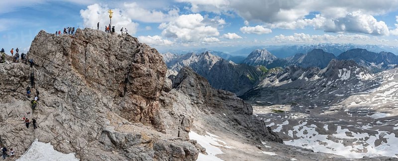 Tourists queue up for the summit of the Zugspitze, summit with golden summit cross, overtourism, Wetterstein range, Bavaria, Germany, Europe