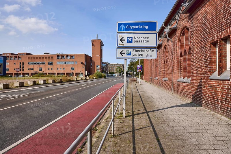Signpost to Nordseepassage multi-storey car park and Ebertstraße car park, NordseePassage shopping centre, pavement made of paving slabs, brick building, Virchowstraße, Wilhelmshaven, independent city, Lower Saxony, Germany, Europe