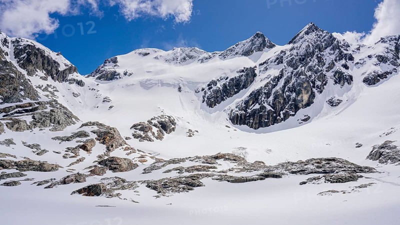 Glaciar Vinciguerra, Ushuaia, Tierra del Fuego Province, Argentina, Sonniger Tag in schneebedeckten Bergen mit strahlend blauem Himmel, Argentinien, South America