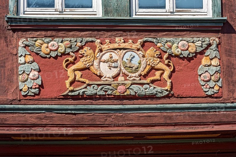 Colourfully painted carvings, lions with coat of arms medallions, paradise, floral ornaments, half-timbered house of Georg Karl Happel, Gasthaus Zum Goldenen Löwen, market square, historic old town, Butzbach, Wetterau, Hesse, Germany, Europe